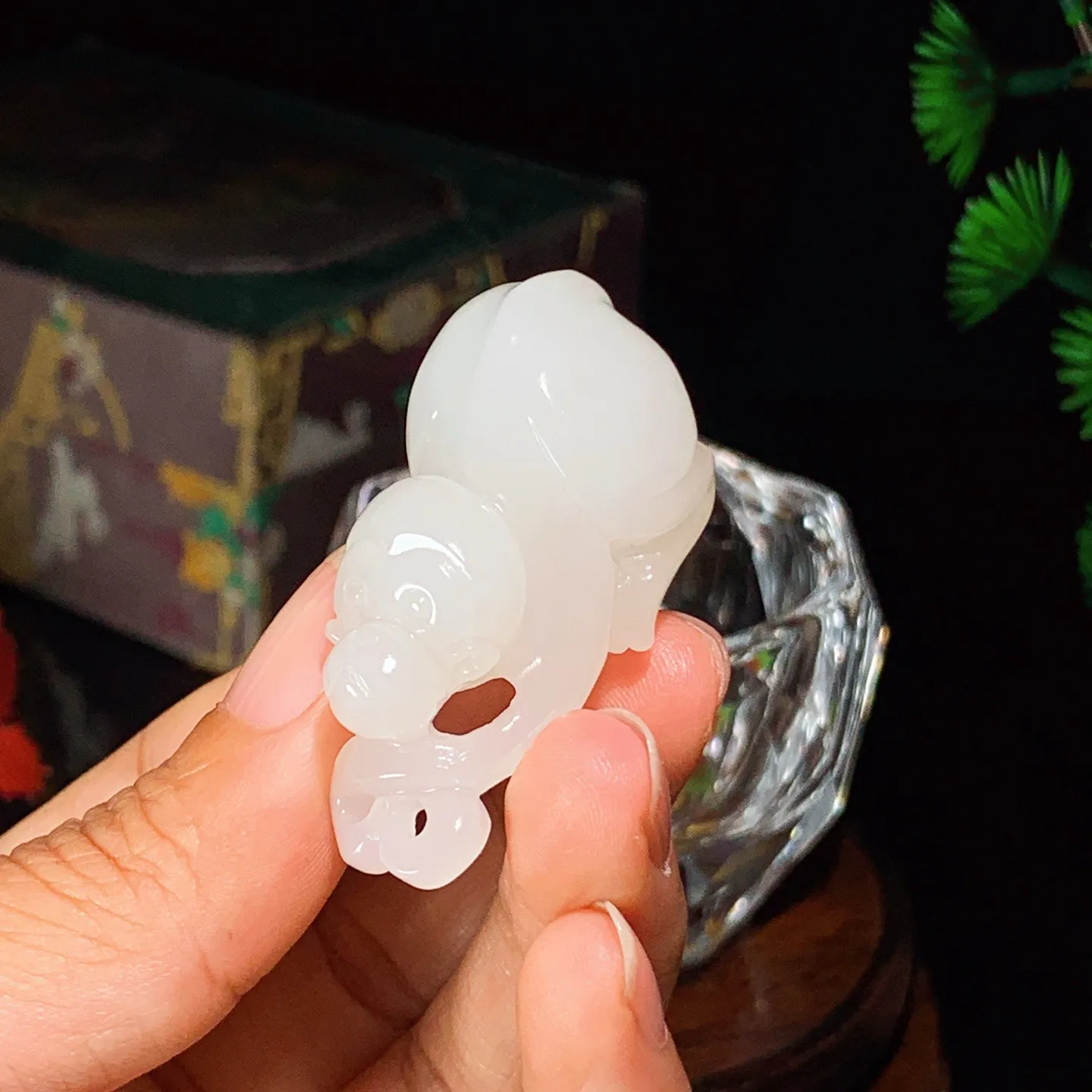 和田玉白玉灵猴献寿猴子挂件。尺寸45/22/20重24.6克。玉质细腻油润。手推出油。佩戴高端典雅。lt251031