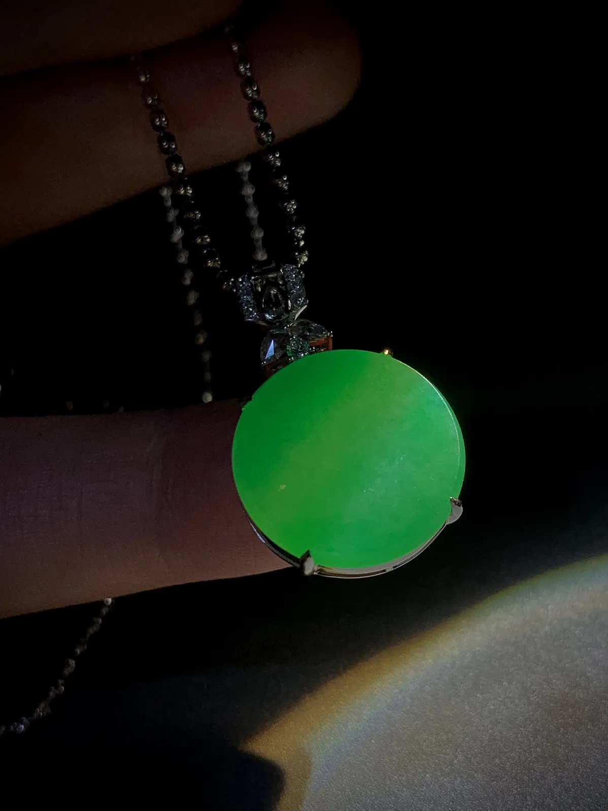 绿平安扣无事牌，裸石18.5-2.2mm，
整体29-18.5-5.5mm，
18K金，南非钻，不配链子