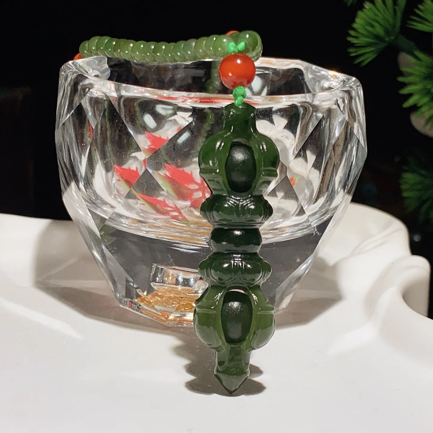 和田玉菠菜绿猫眼俄罗斯碧玉降魔杵挂件。尺寸49/16重25克。玉质细腻油润。手推出油。佩戴高端典雅。