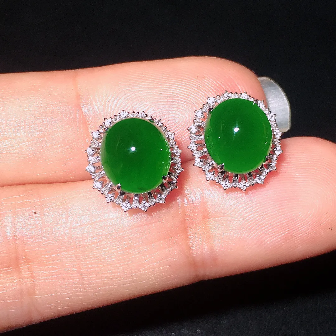 满绿蛋面耳钉，色泽均匀浓郁，玉质细腻，荧光感超
强，饱满圆润，尽显优雅气质，18k
金豪华镶嵌