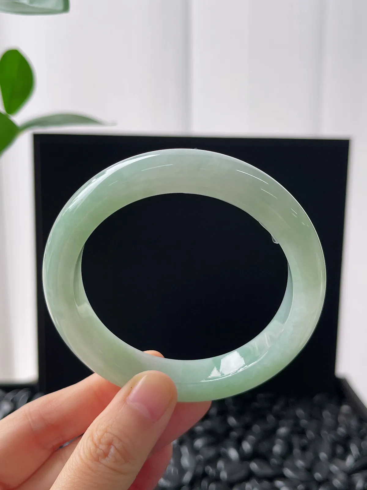 正圈57圈口，翡翠冰糯种浅绿色手镯