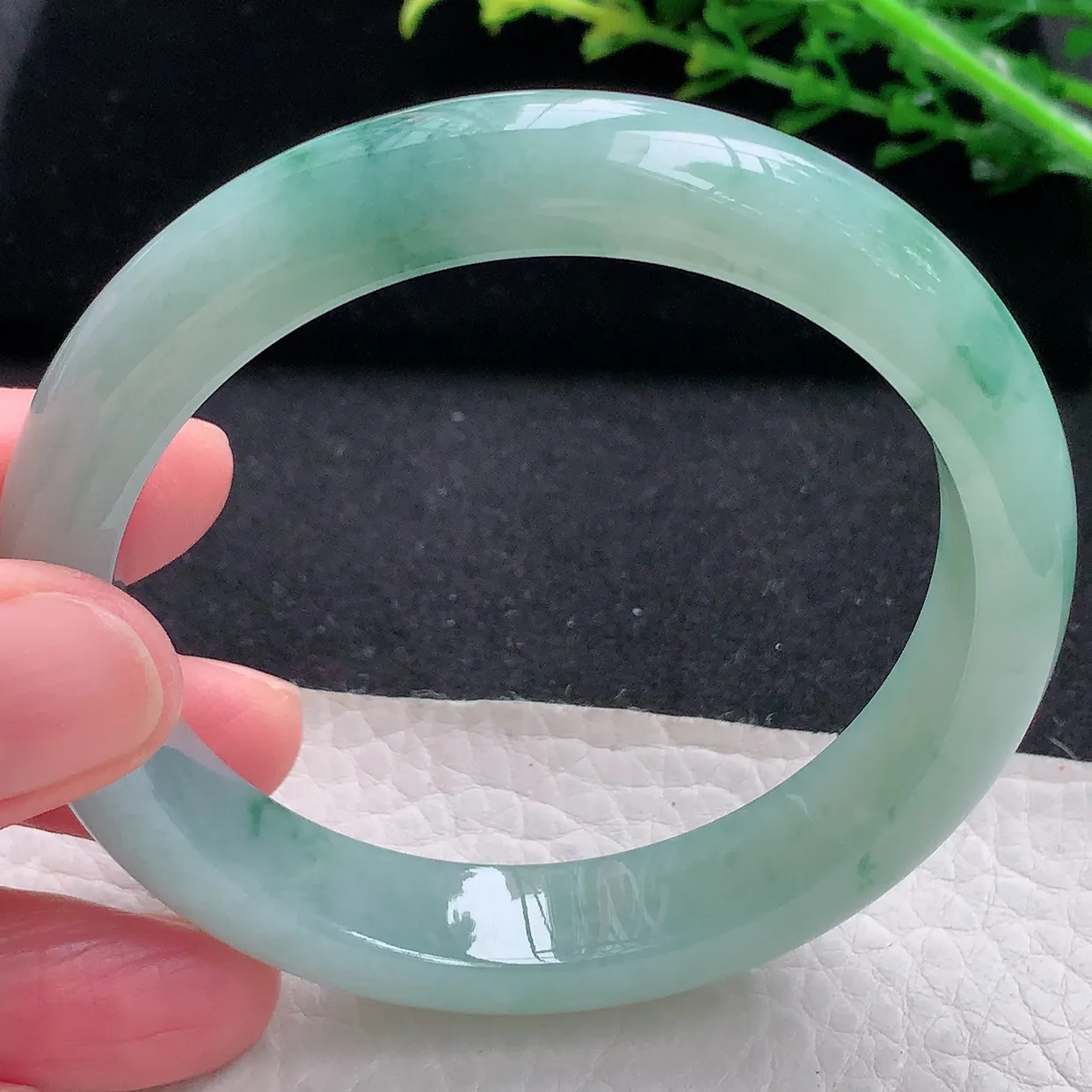 Nc自然光57.5*11.8*8平安镯 天然缅甸翡翠a 货冰飘花宽边玉镯子