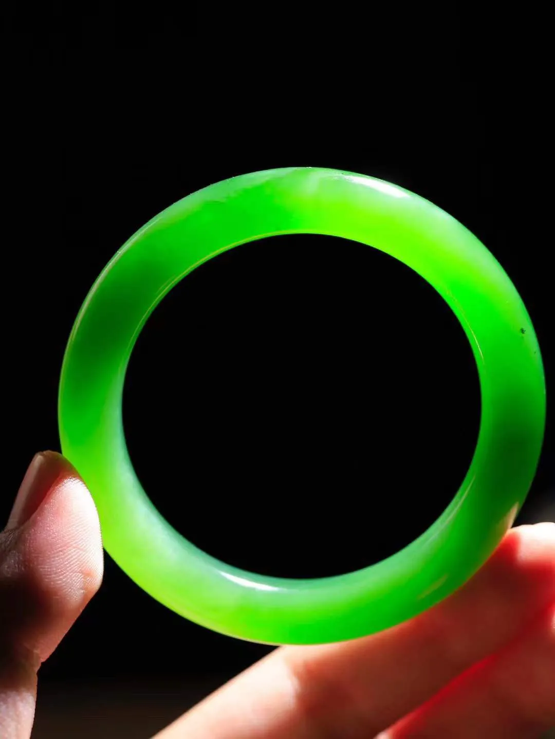 【温润如心.镯】

收藏级臻品️和田玉碧玉猫眼手镯，精选上等碧玉料，色泽清透，质地细腻。佩戴它，感受千年玉文化的温润与优雅，愿它为您带来平安与幸福。重51克  尺寸54-10.5-9.6mm  10110211A