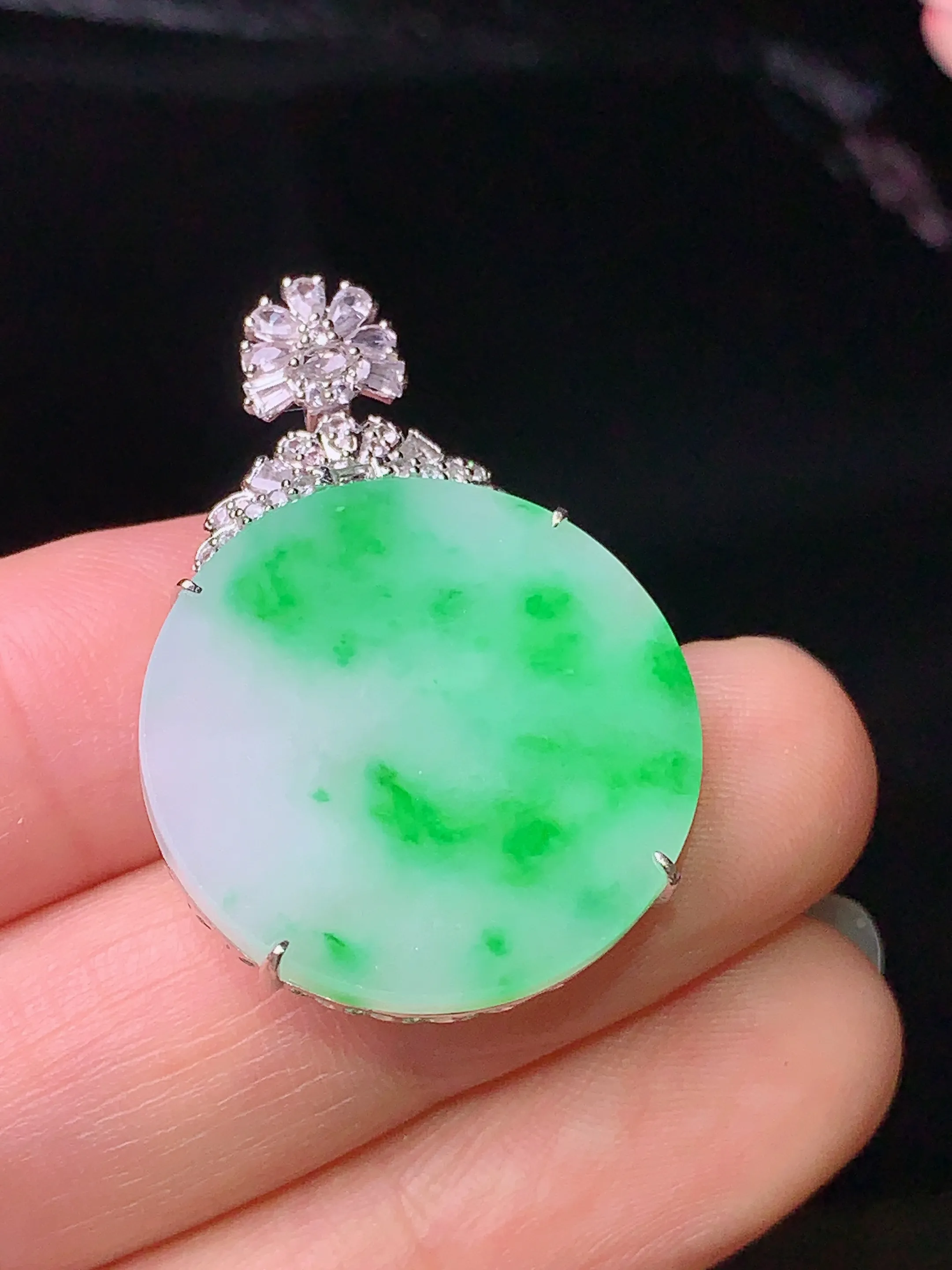 18k金钻镶嵌飘绿圆牌吊坠 玉质细腻 色泽清新艳丽 整体尺寸32.5*22.5*4.5