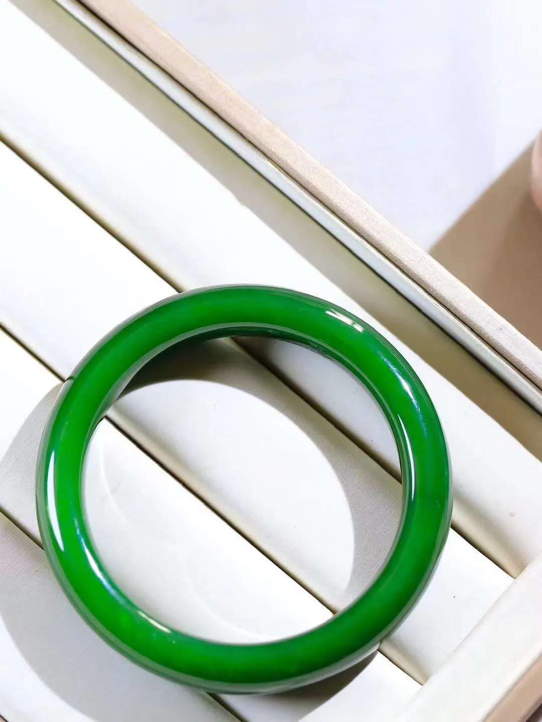 【诗情画意.手镯】

收藏级臻品️️和田玉碧玉手镯   细腻油脂,手感润滑。意韵飘渺，温雅细腻，工艺精湛，️氤氲诗意的美跃然于手腕之间，给人以出尘的风雅，优美脱俗，气质非凡。重54.3克 内径55mm尺寸12.5-8.9mm  22110200A