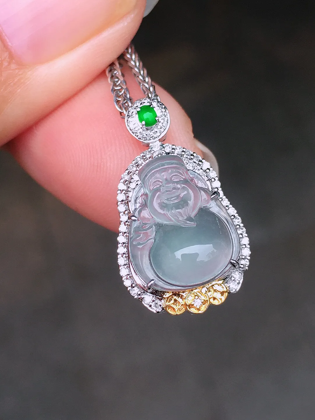 玻璃种【财神爷】吊坠，玉质细腻，荧光感超
强，饱满圆润，尽显优雅气质，18k
金豪华镶嵌