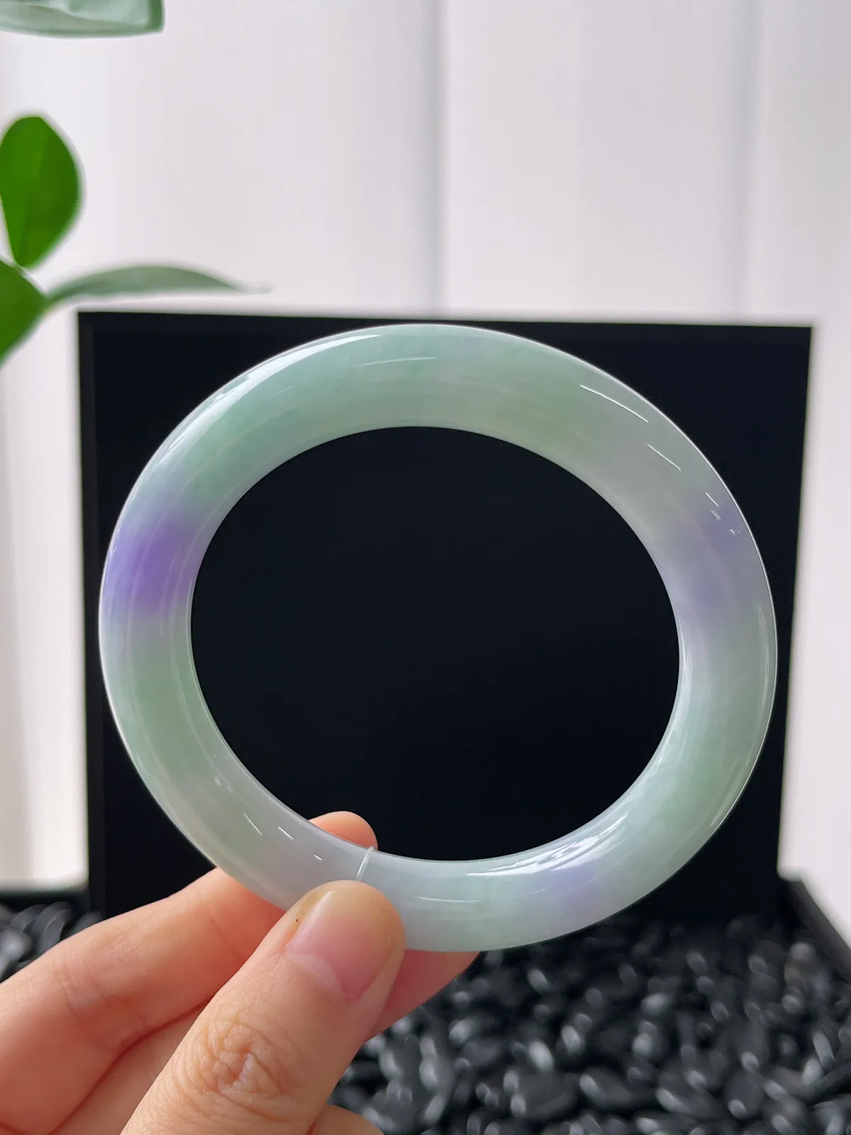 圆镯58圈口，翡翠糯化种淡绿色手镯