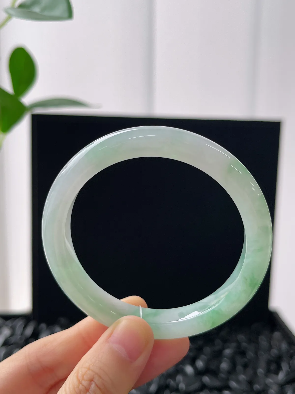 正圈53.5圈口，翡翠冰糯种飘绿手镯