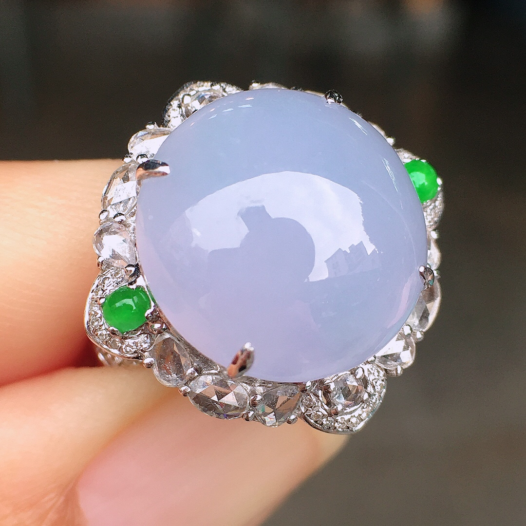 紫罗兰蛋面戒指/吊坠两用款，色泽均匀艳丽，玉质细腻，荧光感超
强，饱满圆润，尽显优雅气质，18k
金