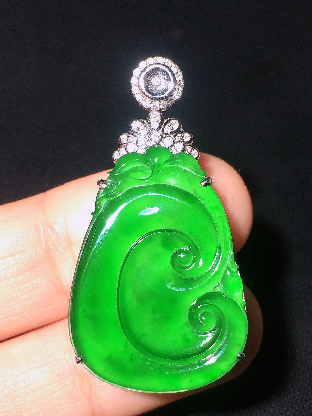 阳绿如意吊坠，色泽均匀艳丽，玉质细腻，荧光感超
强，饱满圆润，尽显优雅气质，18k
金豪华镶嵌