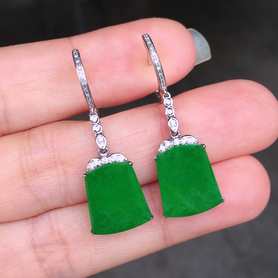 阳绿无事牌耳坠，色泽均匀艳丽，玉质细腻，荧光感超
强，饱满圆润，尽显优雅气质，18k
金豪华镶嵌