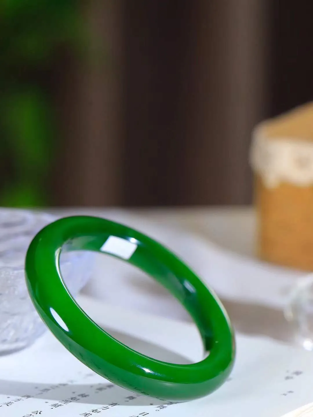 【柔情素语·手镯】

收藏传家级臻品️和田玉碧玉手镯，玉质细腻温润，手感舒适，️线条流畅，简约大气，美自天成，佩戴于腕间，婉约之美，举手投足间透出那份低调奢华，醉人心扉。重59.5克 内径圈口56mm  尺寸11.7-9.9mm   FDA-55110200