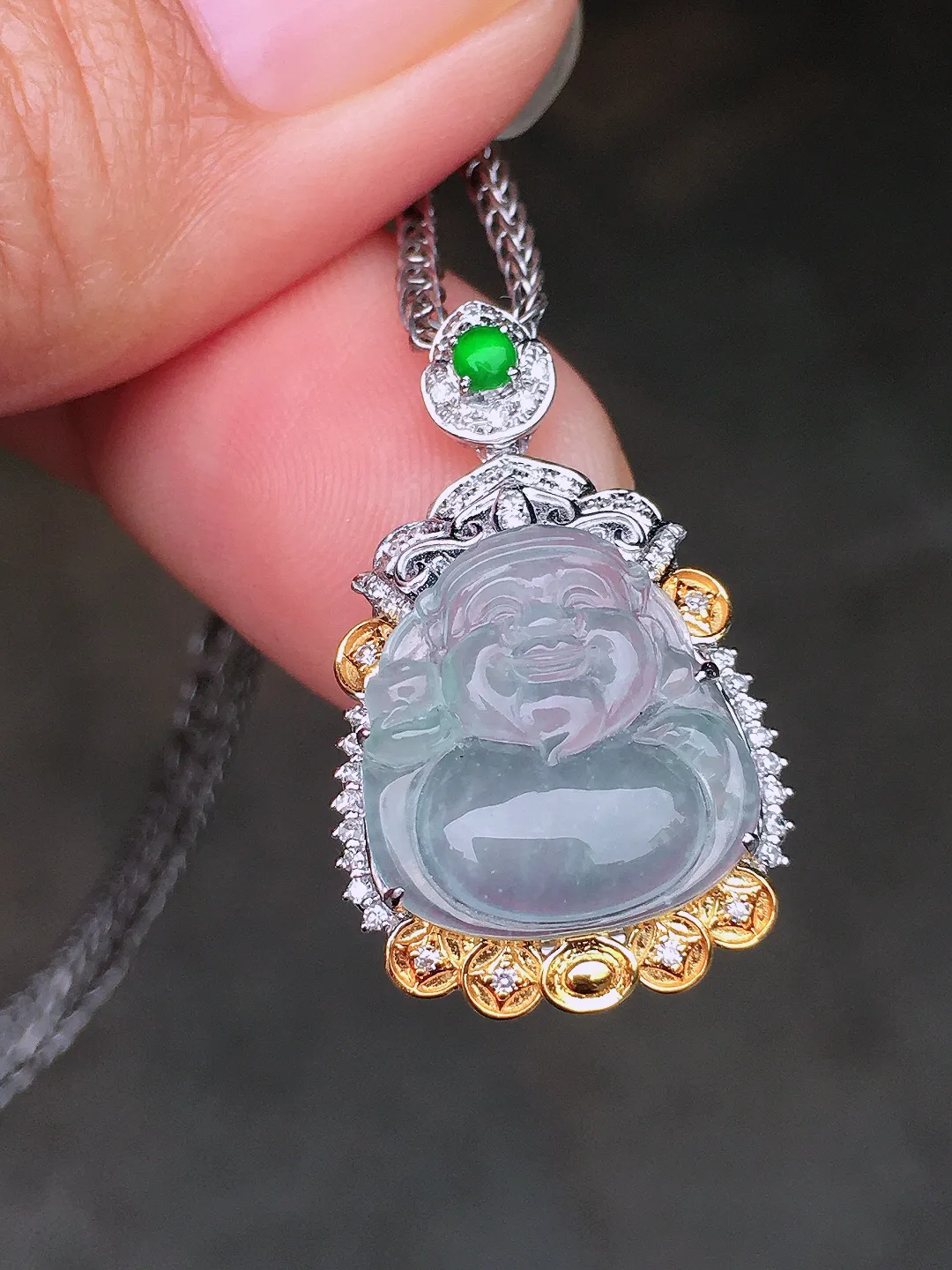 玻璃种【财神爷】吊坠，玉质细腻，荧光感超
强，饱满圆润，尽显优雅气质，18k
金豪华镶嵌