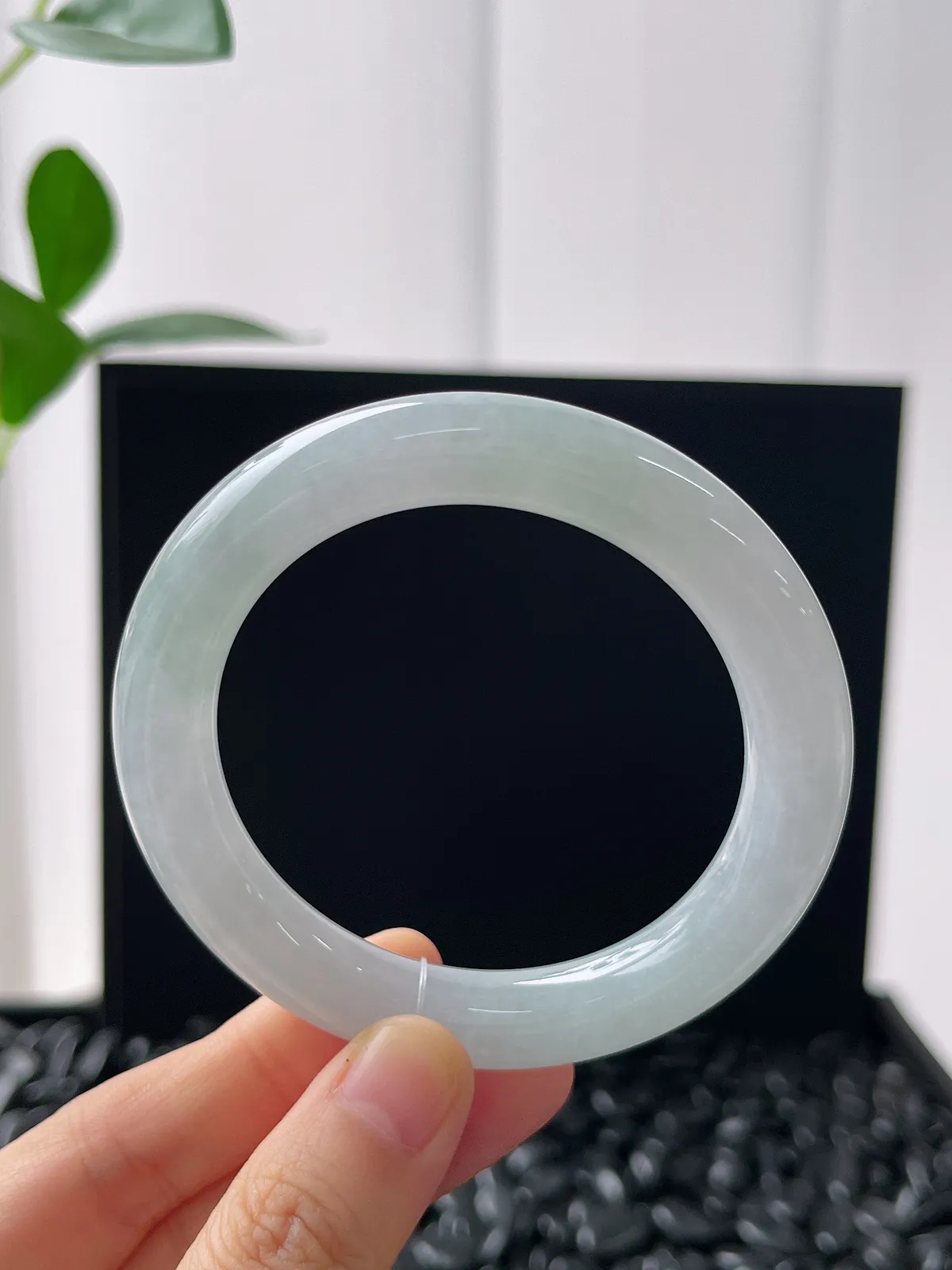 圆镯53圈口，翡翠冰糯种淡绿色手镯