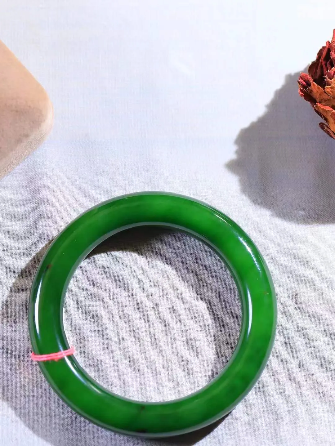 【玉佳人·手镯】

收藏级臻品️和田玉碧玉圆条手镯 ，玉质细腻油润，做工细致精美，端庄素雅，亭亭玉立，芊芊素手。芊芊素手，怎能忘镯？秀美圆条，更显婀娜。内径55.5mm 尺寸11.9-11.7mm重69克69114280A