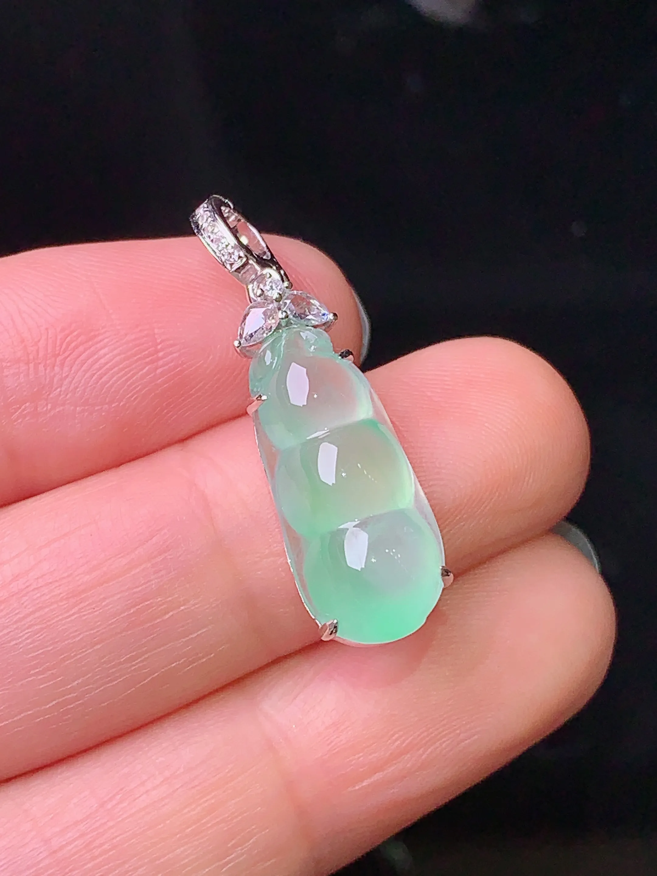 18k金钻镶嵌冰种四季豆吊坠 玉质细腻 色泽清新艳丽 整体尺寸28.5*8.6*6.2