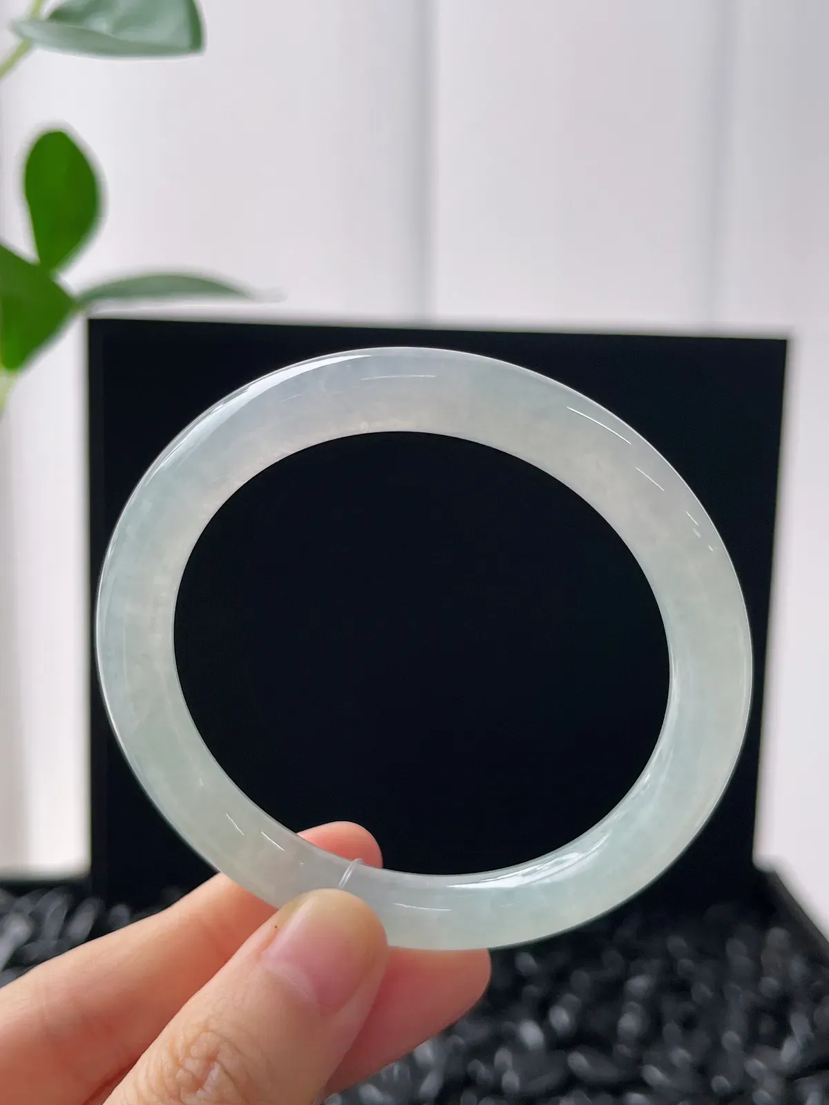 圆镯55圈口，翡翠冰糯种淡绿色手镯