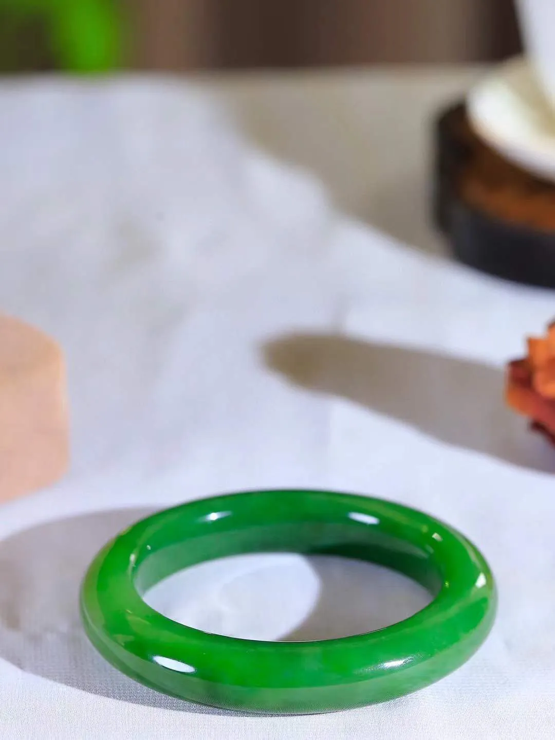 【悠悠芳华.镯】

收藏级和田玉碧玉手镯 玉质温润 青葱岁月，尽收腕中，婉转流畅，凝岁月悠长。盈