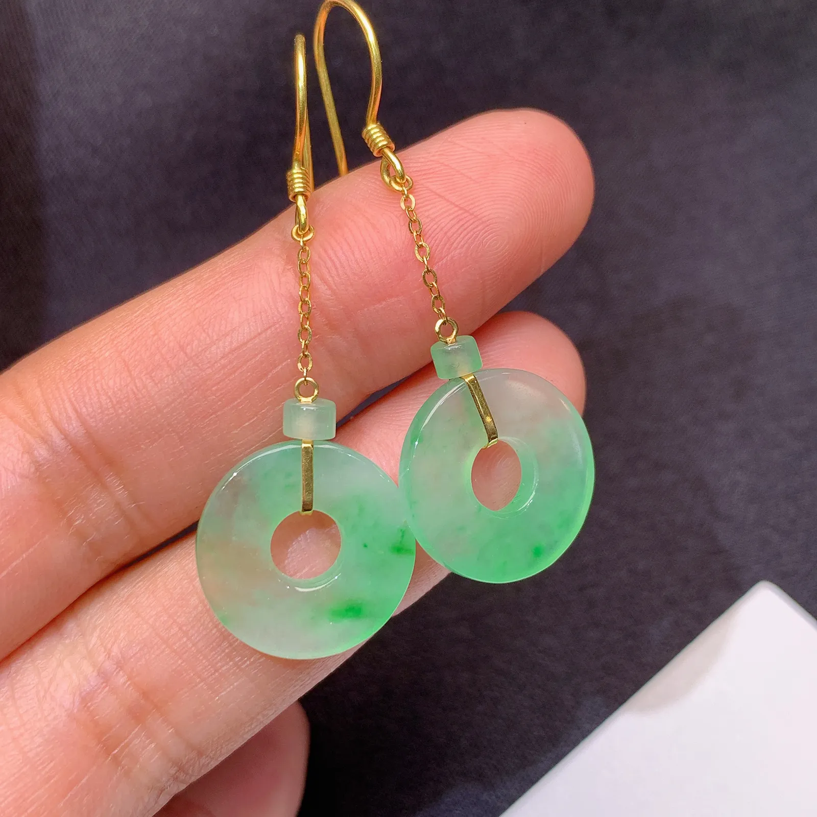 18k金镶嵌飘绿平安环耳坠 玉质细腻 清新 搭配小路路通 尺寸15*2