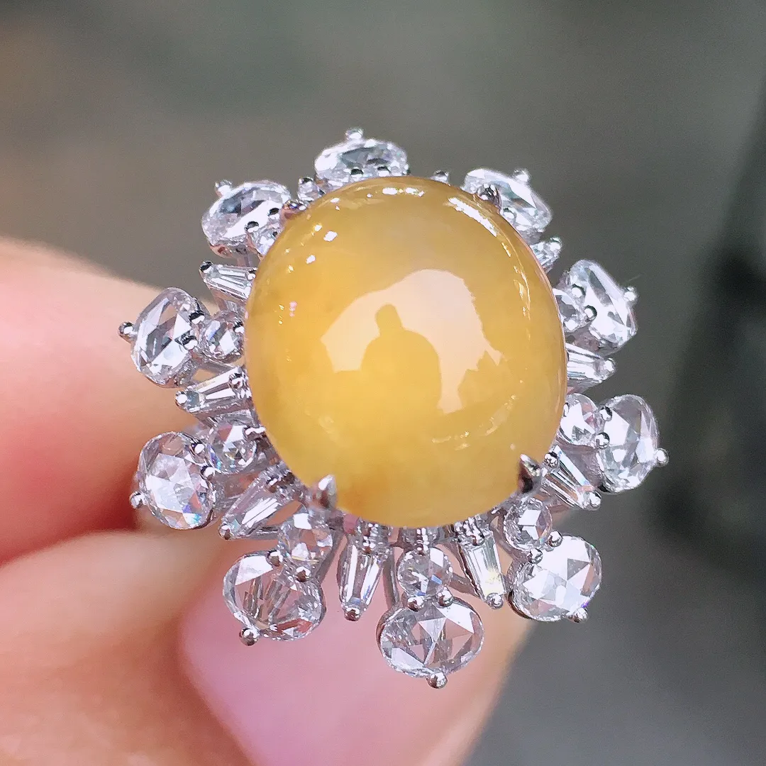 黄翡蛋面戒指，色泽均匀艳丽，玉质细腻，荧光感超
强，饱满圆润，尽显优雅气质，18k
金豪华镶嵌