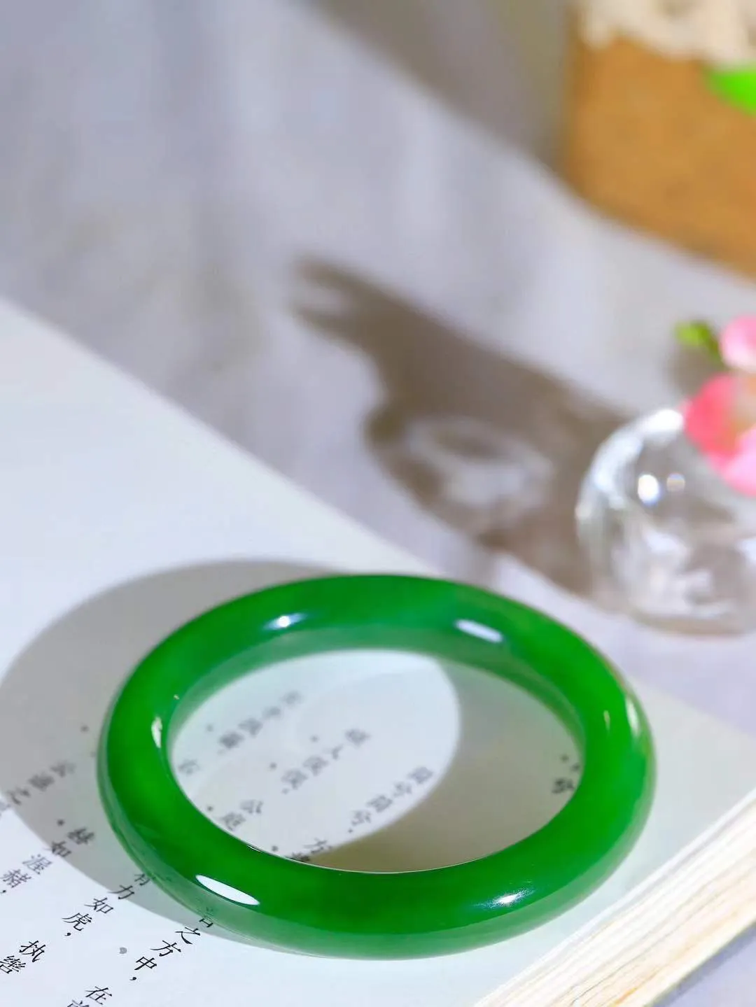 （温柔雅致.手镯）

收藏级臻品️和田玉碧玉手镯。镯型饱满，温润细腻，脂润沁香。️执一卷书，