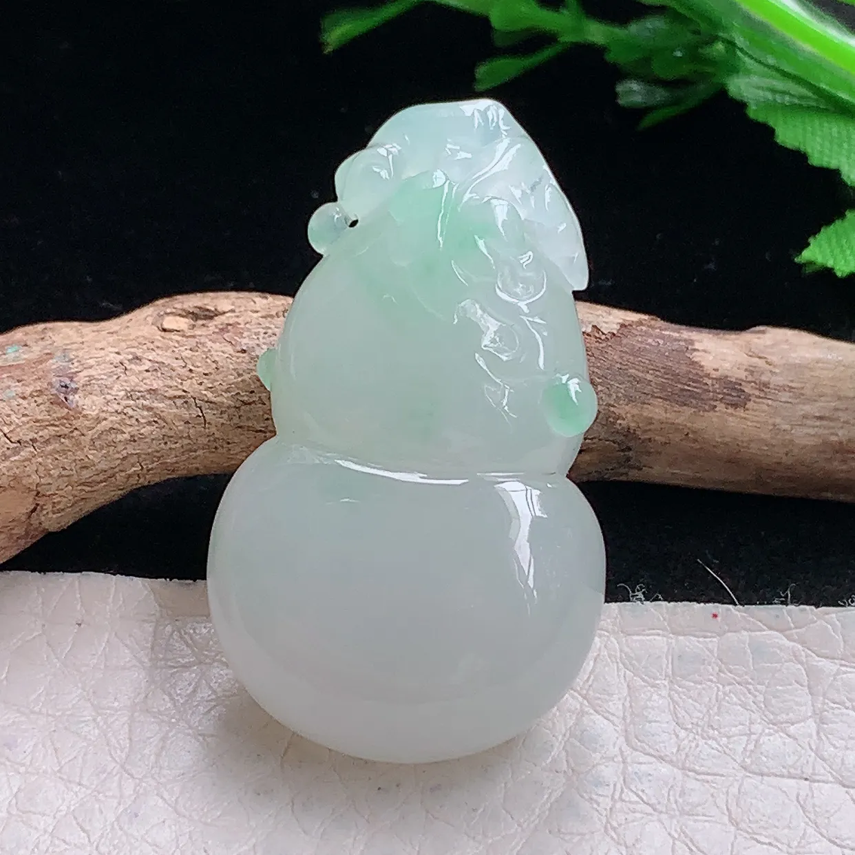 lz自然光37*21.8*10.7天然缅甸翡翠冰飘绿饱满葫芦玉吊坠 玉挂件