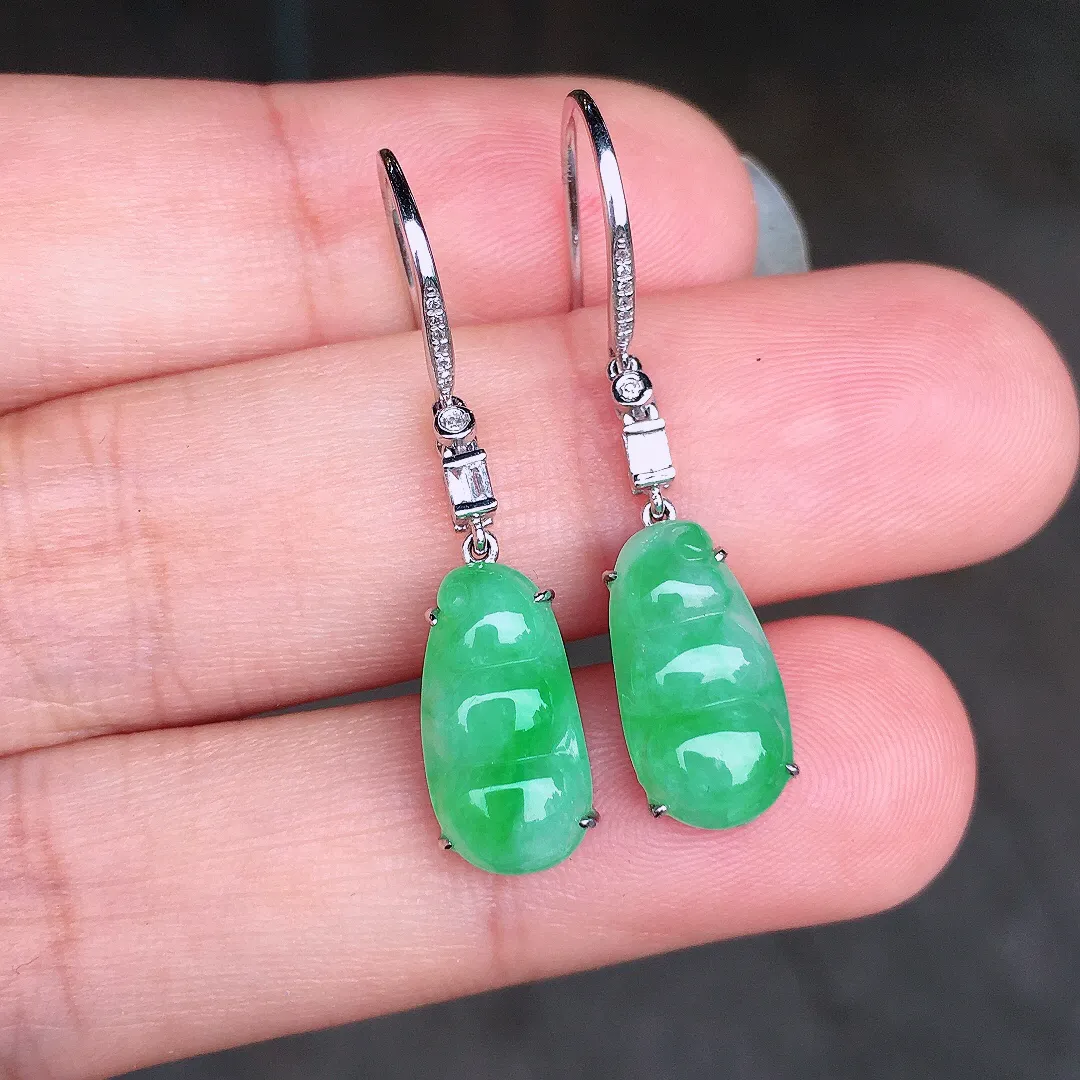 阳绿福豆耳坠，色泽均匀艳丽，玉质细腻，荧光感超
强，饱满圆润，尽显优雅气质，18k
金豪华镶嵌