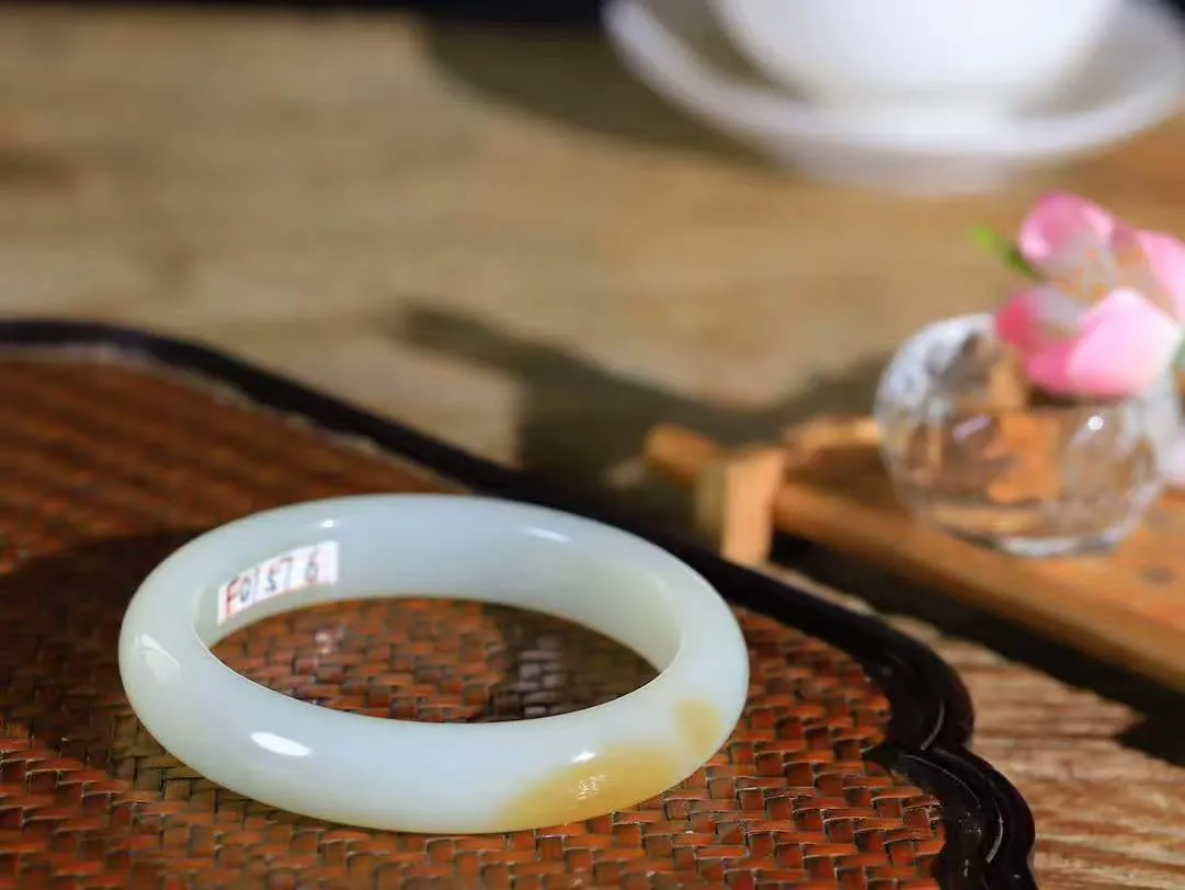 （一见倾心.手镯）

精品和田玉糖白玉手镯，玉质温润细腻 油性十足 手感舒适，高华雅逸，线条流畅，简