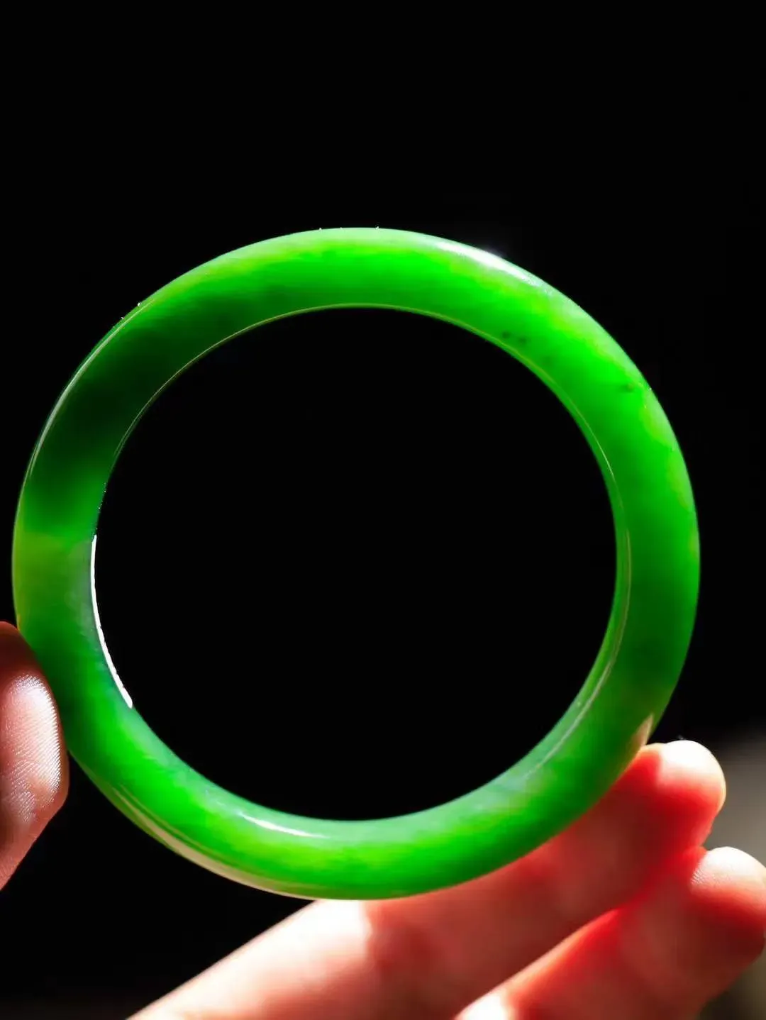 【温润如心.镯】

精品️和田玉碧玉手镯，精选上等碧玉料，色泽清透，质地细腻。佩戴它，感受千年玉文化的温润与优雅，愿它为您带来平安与幸福。重50.6克  尺寸59.5-10.3-8.8mm  10110211A