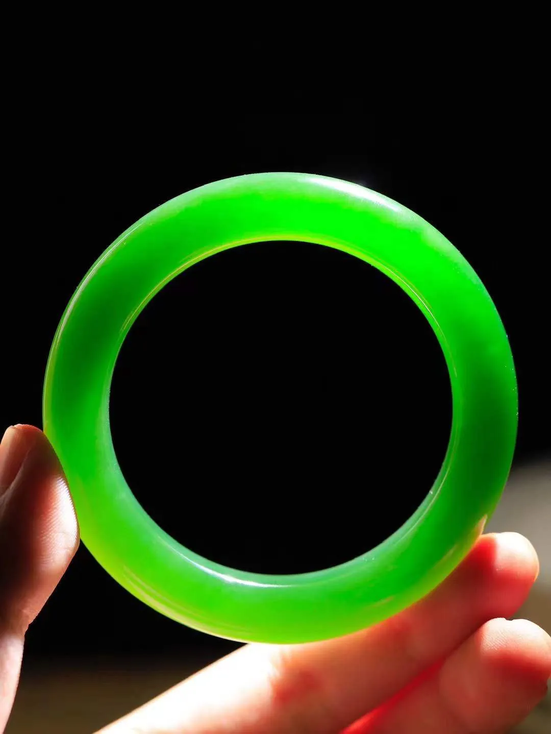 【碧色荡漾·手镯】

收藏传家级臻品和田玉碧玉猫眼手镯，玉质细腻温润，手感舒适，️线条流畅，简约大气，美自天成，佩戴于腕间，婉约之美，举手投足间透出那份低调奢华，醉人心扉。重68克  内径圈口55.5mm  尺寸12.4-10.6mm  FDA-66110233