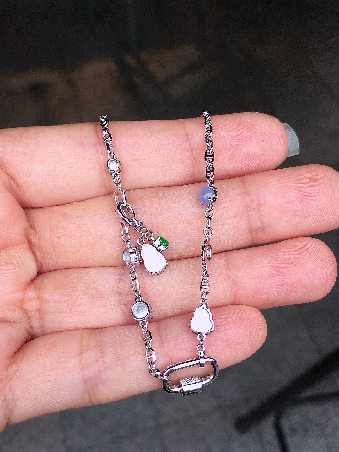 五彩缤纷锁骨链，色泽均匀艳丽，玉质细腻，荧光感超
强，饱满圆润，尽显优雅气质，18k
金豪华镶嵌