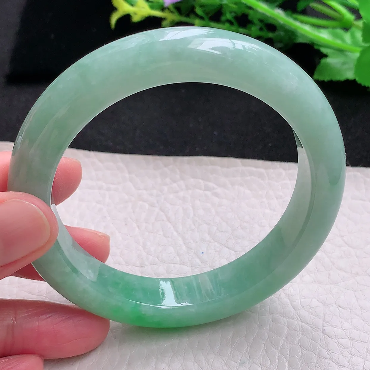 xc自然光59.5*12.8*9.6平安镯天然缅甸翡翠飘绿厚装正圈宽边玉镯子