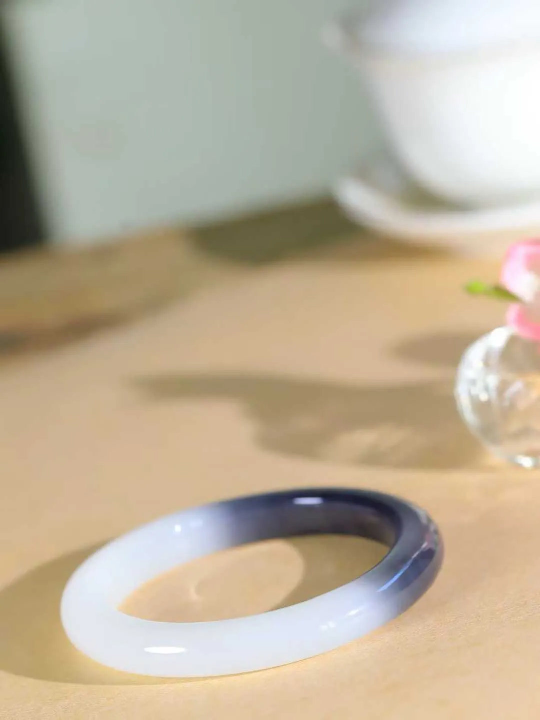 【腕间柔情.手镯】   

收藏级️和田玉白玉烟紫双色手镯 玉质温润细腻 油性十足 古朴秀雅 轻抚岁月的栏杆软香温玉，腕间玉镯轻轻晃动，令人情动心间，撷一缕月末的芬芳，把心思铺陈，时光静美，惟有你最温柔。重45.5克   尺寸55.5-9.2-9.2mm  46801655A