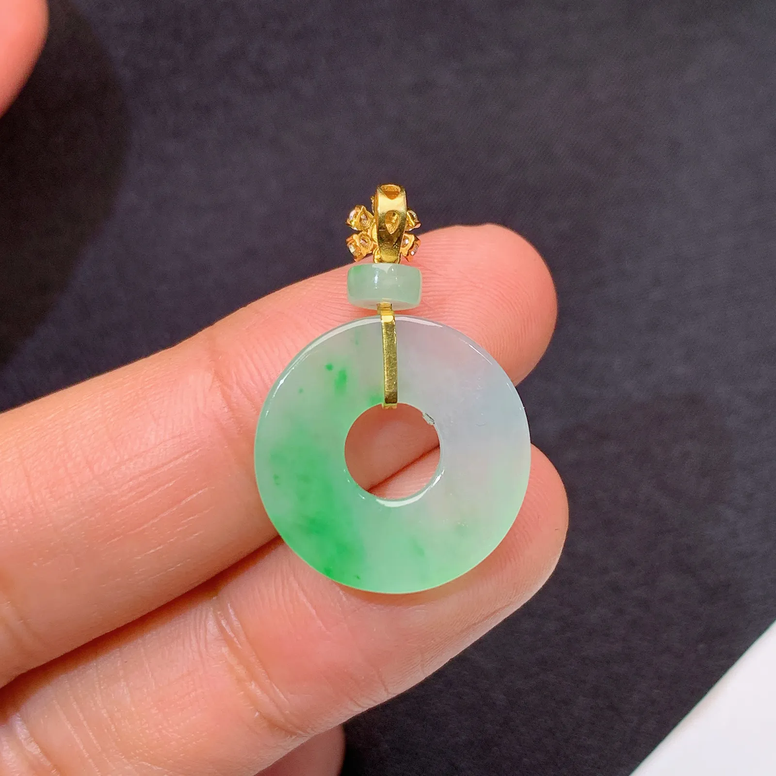 18k金钻镶嵌飘绿平安环吊坠 玉质细腻 清新艳丽 整体尺寸25.1*17.2*2.2