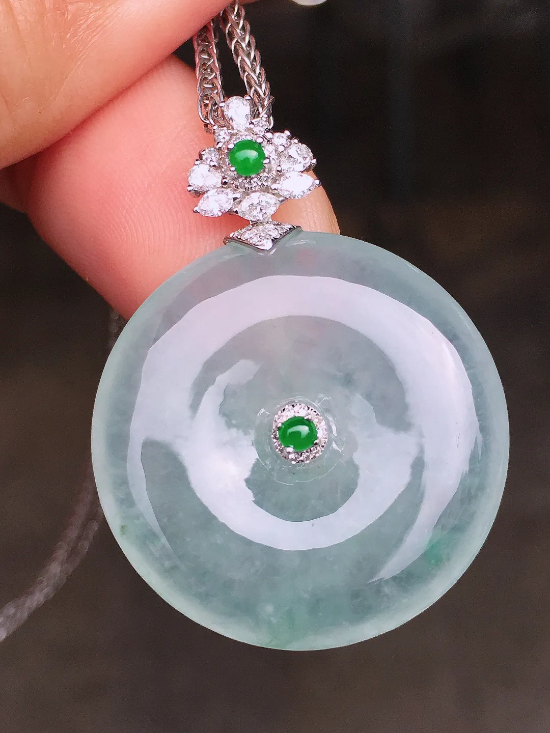 冰种平安扣吊坠，玉质细腻，荧光感超
强，饱满圆润，尽显优雅气质，18k
金豪华镶嵌