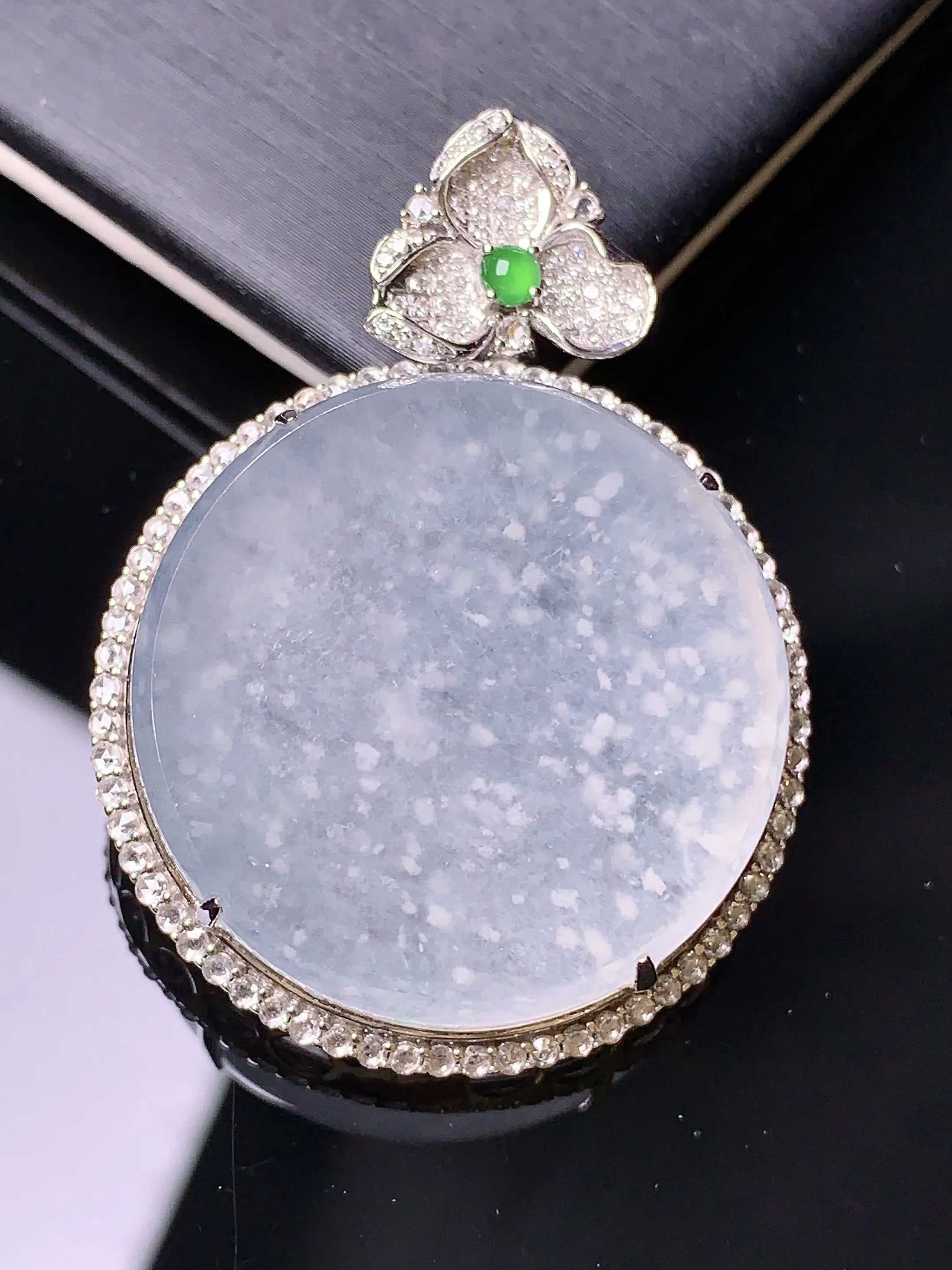 18k金钻镶嵌冰种木那料雪花棉吊坠 玉质细腻 色泽清新艳丽 整体尺寸42.5*31.5*9.5