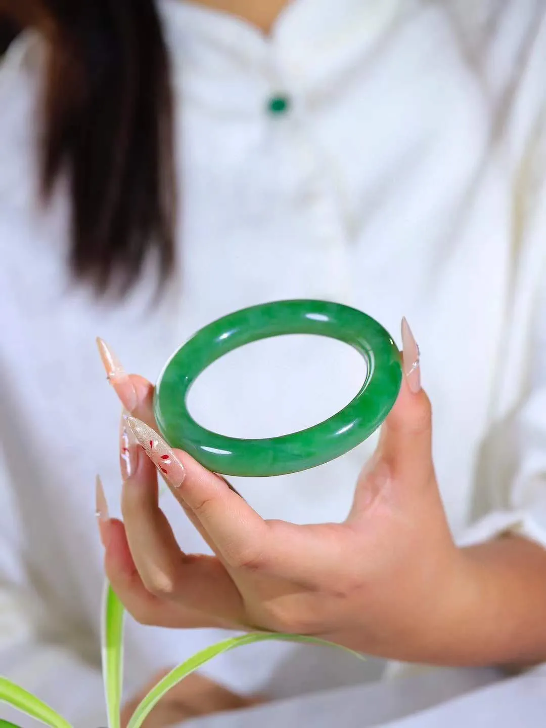 【玉佳人·手镯】

收藏级️和田玉碧玉圆条手镯 ，玉质细腻油润，做工细致精美，端庄素雅，亭亭玉立，