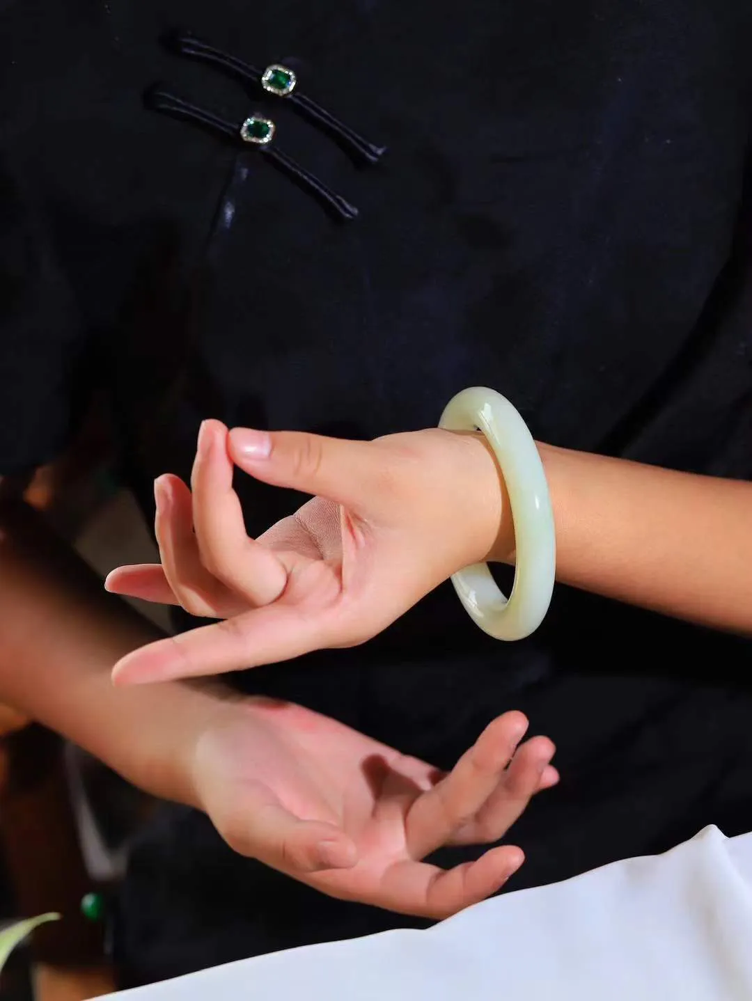 【婉约佳人.手镯】

精品和田玉黄口圆条手镯 玉质温润细腻 油性十足 手感舒适，高华雅逸，线条流畅，