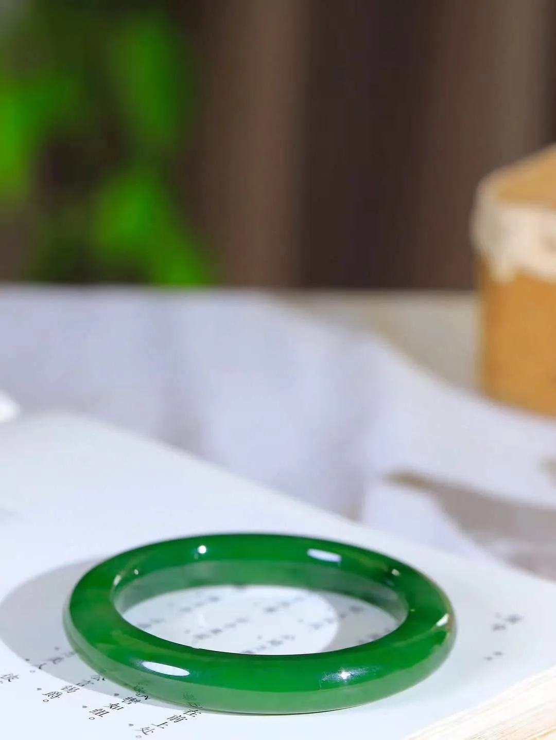 【情有独钟.手镯】

精品和田玉碧玉手镯 玉质温润细腻 油性十足 手感舒适，高华雅逸，线条流畅，简