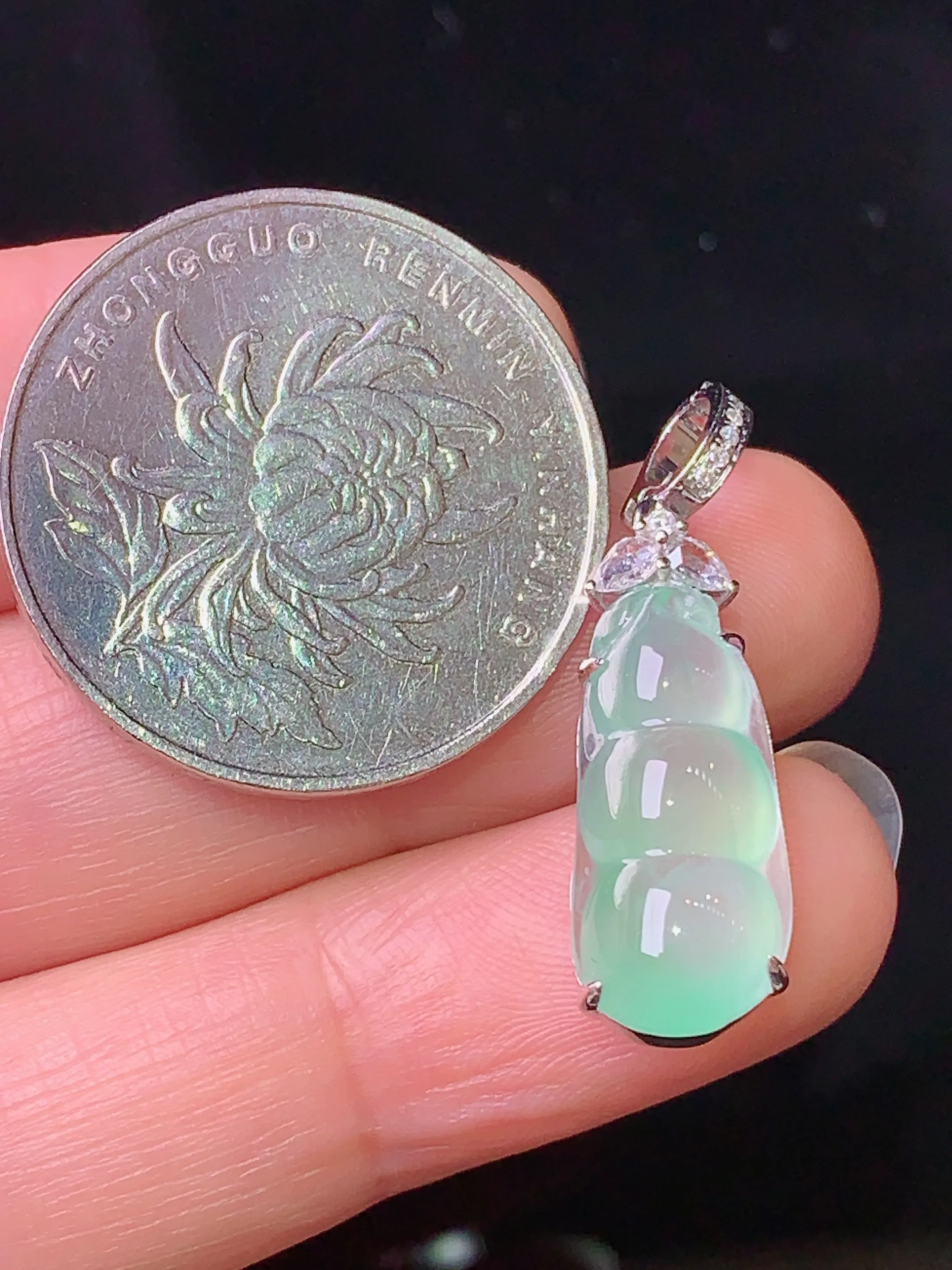 18k金钻镶嵌冰种四季豆吊坠 玉质细腻 色泽清新艳丽 整体尺寸28.5*8.6*6.2