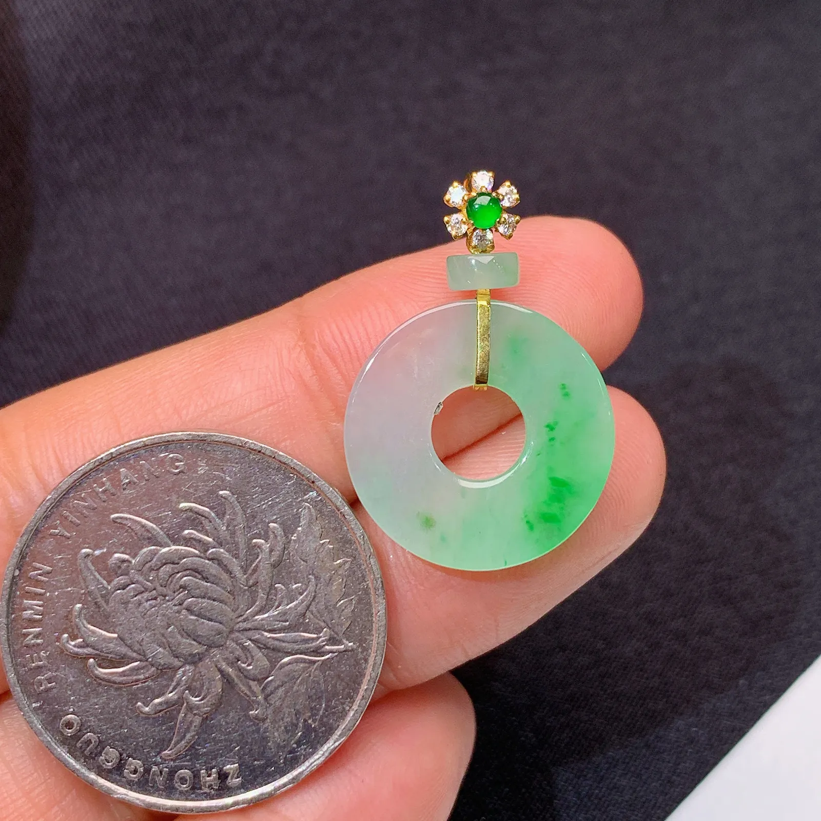 18k金钻镶嵌飘绿平安环吊坠 玉质细腻 清新艳丽 整体尺寸25.1*17.2*2.2