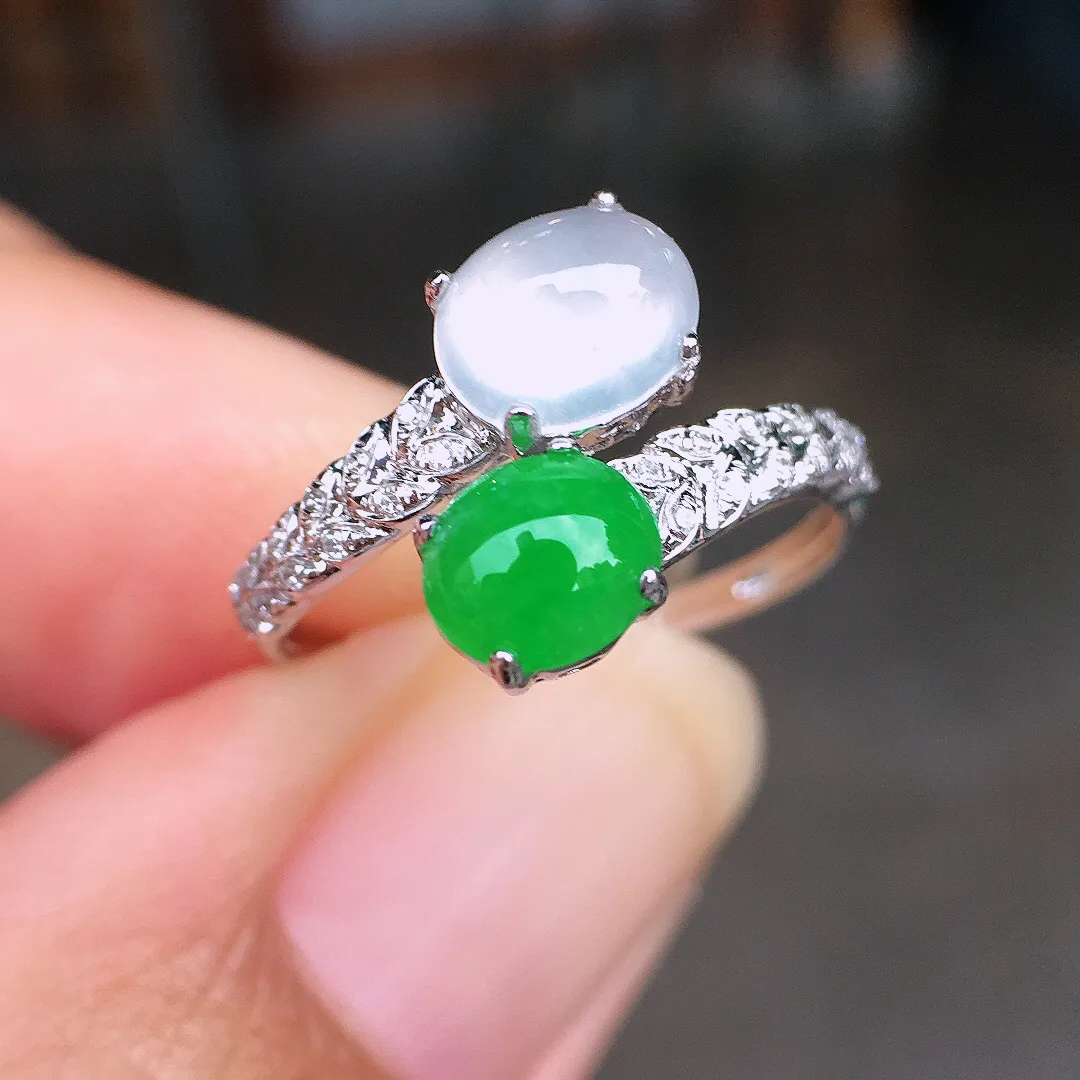 （冰+绿）二合一戒指，色泽均匀艳丽，玉质细腻，荧光感超
强，饱满圆润，尽显优雅气质，18k
金豪华镶