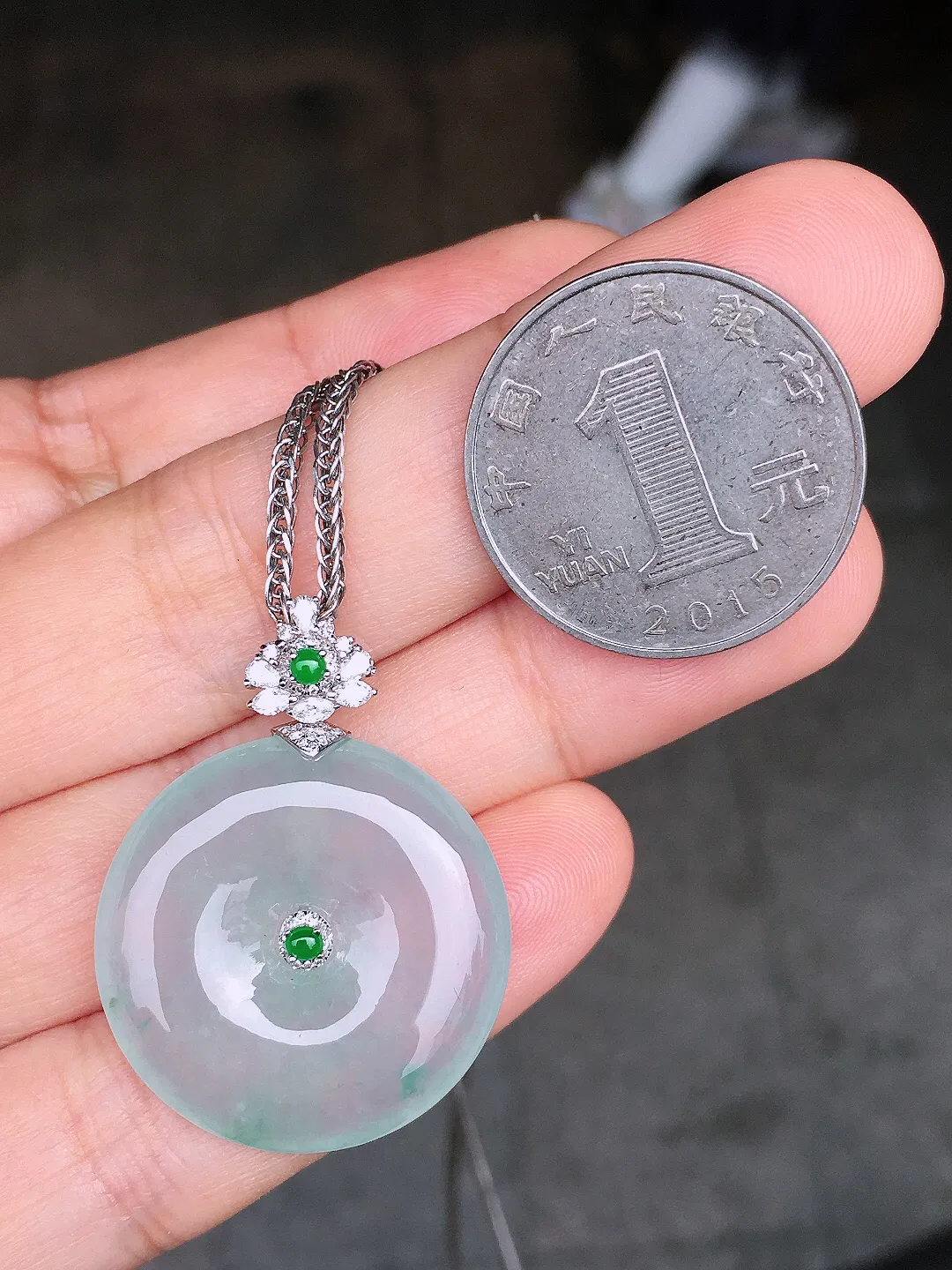 冰种平安扣吊坠，玉质细腻，荧光感超
强，饱满圆润，尽显优雅气质，18k
金豪华镶嵌