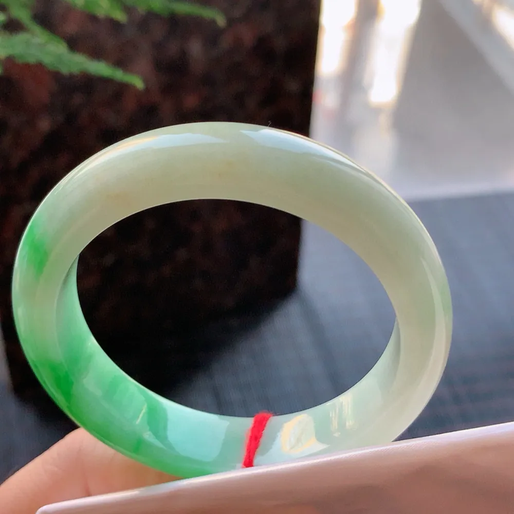 正圈冰糯阳绿 无瑕 尺寸:53.1/12.1/8.3 色好