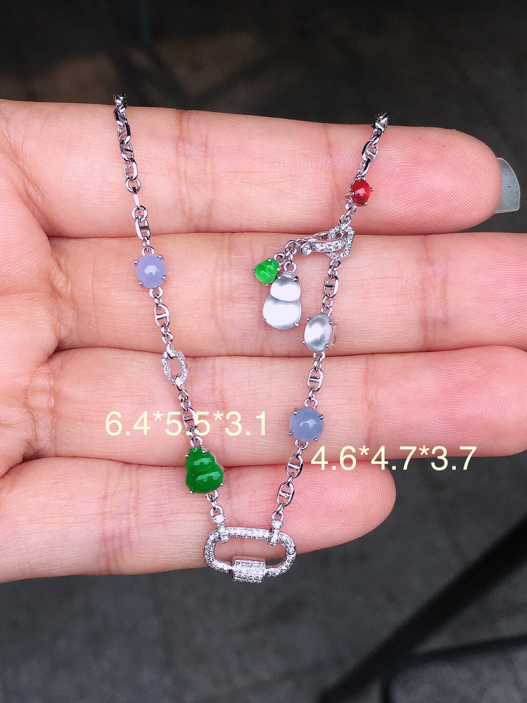 五彩缤纷锁骨链，色泽均匀艳丽，玉质细腻，荧光感超
强，饱满圆润，尽显优雅气质，18k
金豪华镶嵌