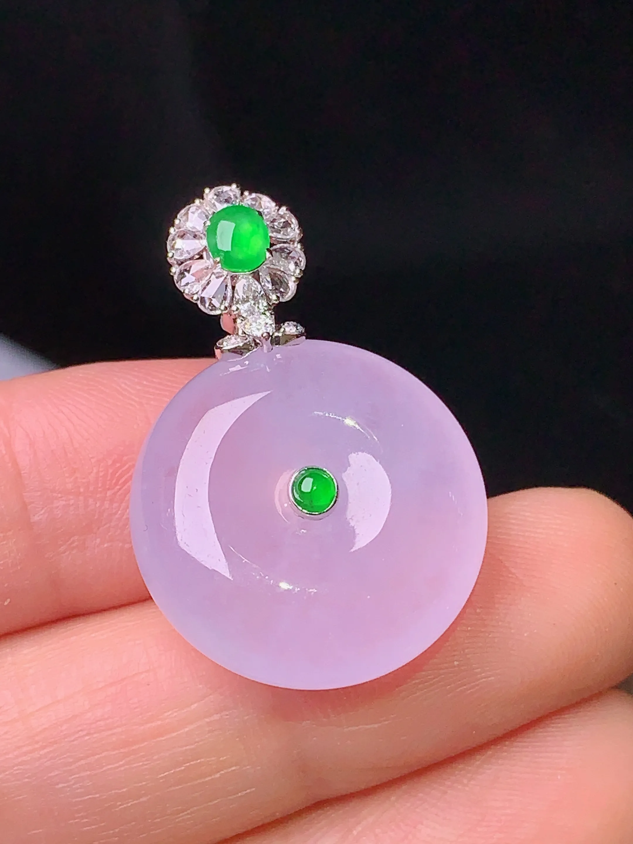 18k金钻镶嵌冰种平安扣吊坠 玉质细腻 色泽清新艳丽 整体尺寸29.5*19.8*7.8