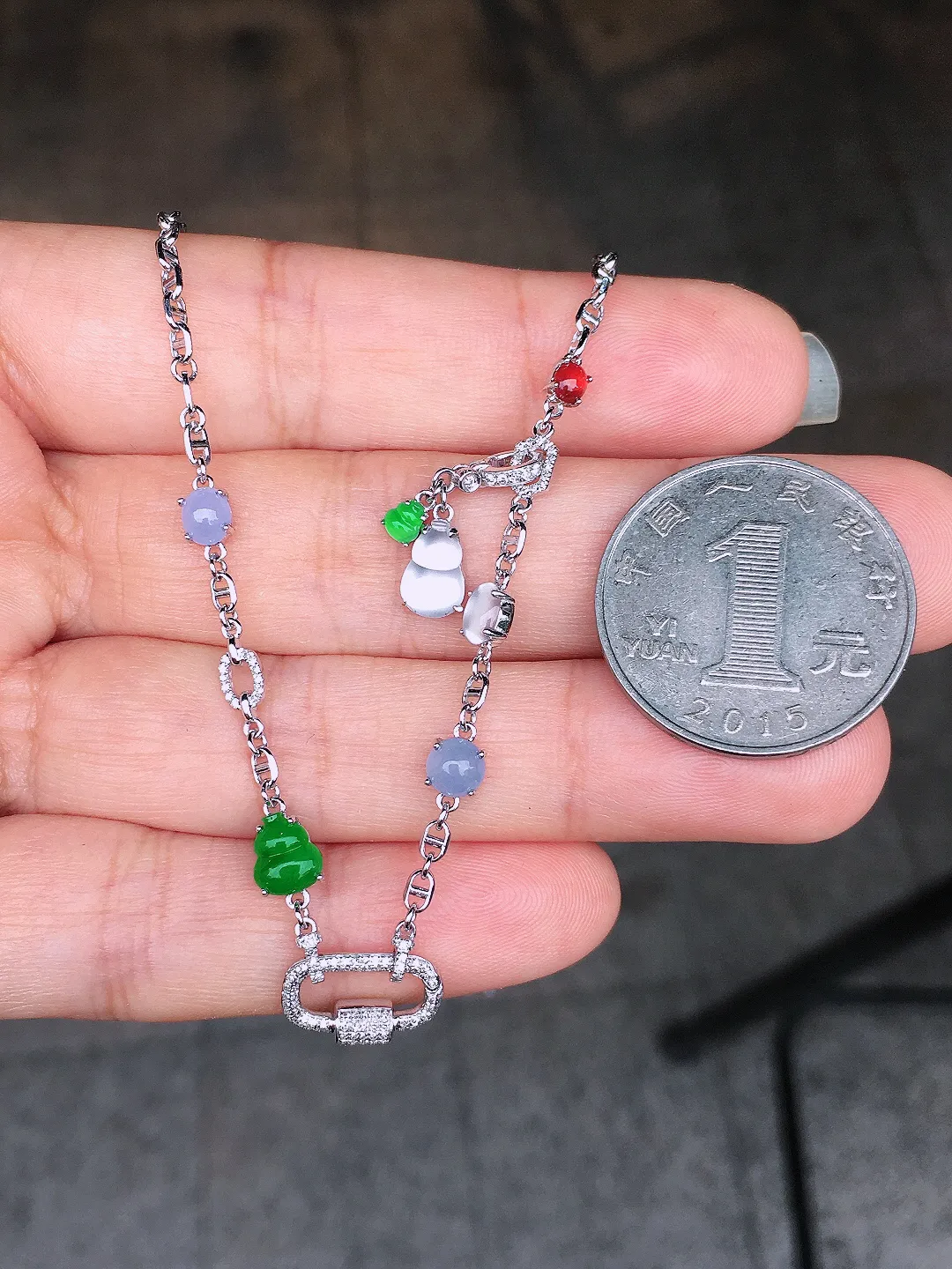 五彩缤纷锁骨链，色泽均匀艳丽，玉质细腻，荧光感超
强，饱满圆润，尽显优雅气质，18k
金豪华镶嵌