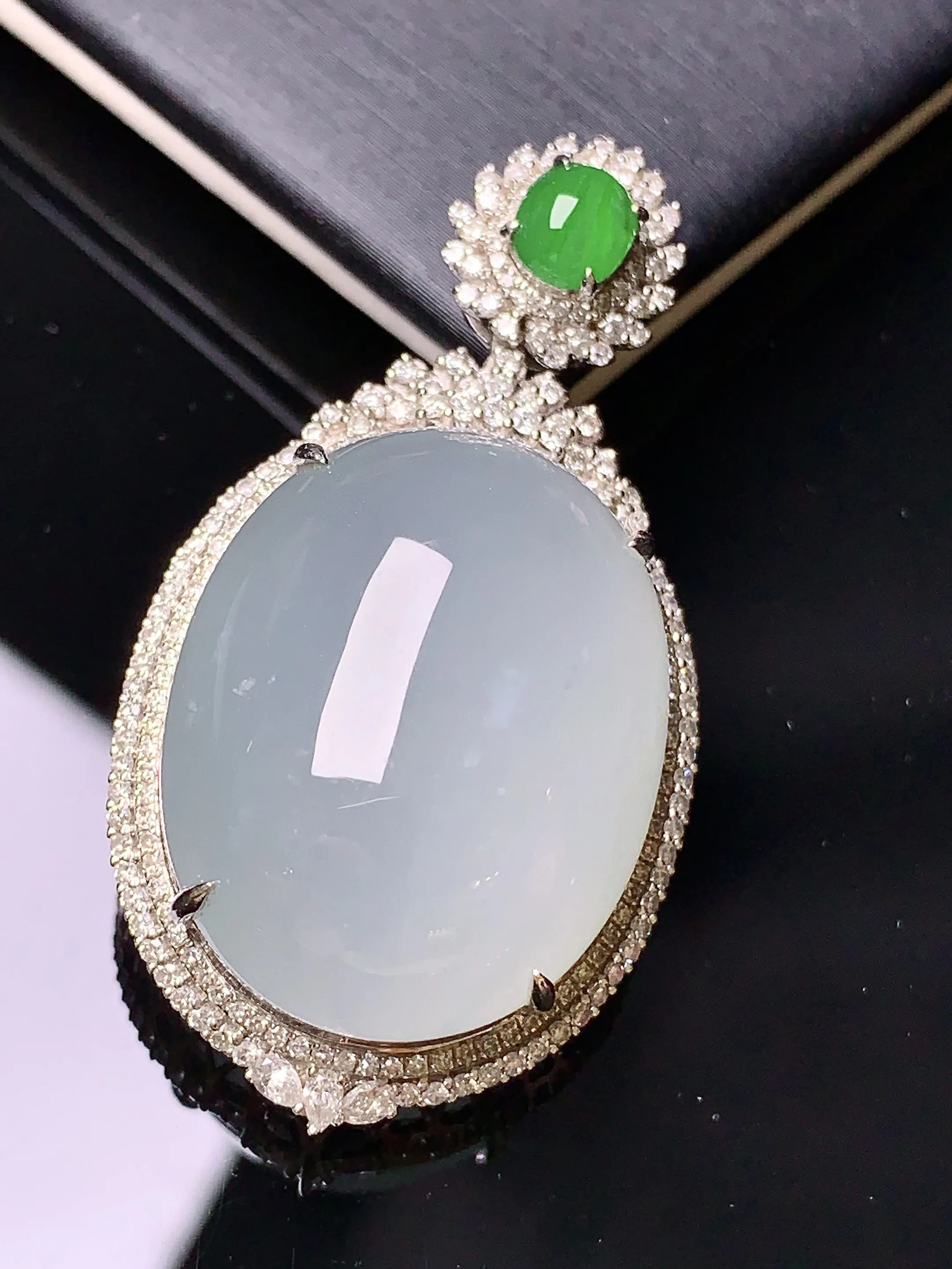 18k金钻镶嵌冰种蛋面吊坠 玉质细腻 色泽清新艳丽 整体尺寸45.2*24*15