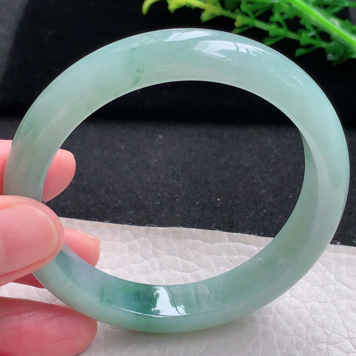 Nc自然光57.5*11.8*8平安镯 天然缅甸翡翠a 货冰飘花宽边玉镯子