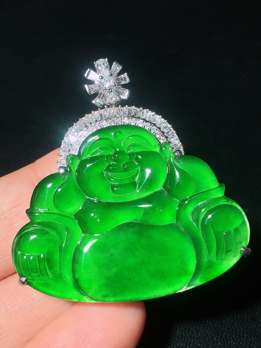 阳绿佛公吊坠，色泽均匀艳丽，玉质细腻，荧光感超
强，饱满圆润，尽显优雅气质，18k
金豪华镶嵌